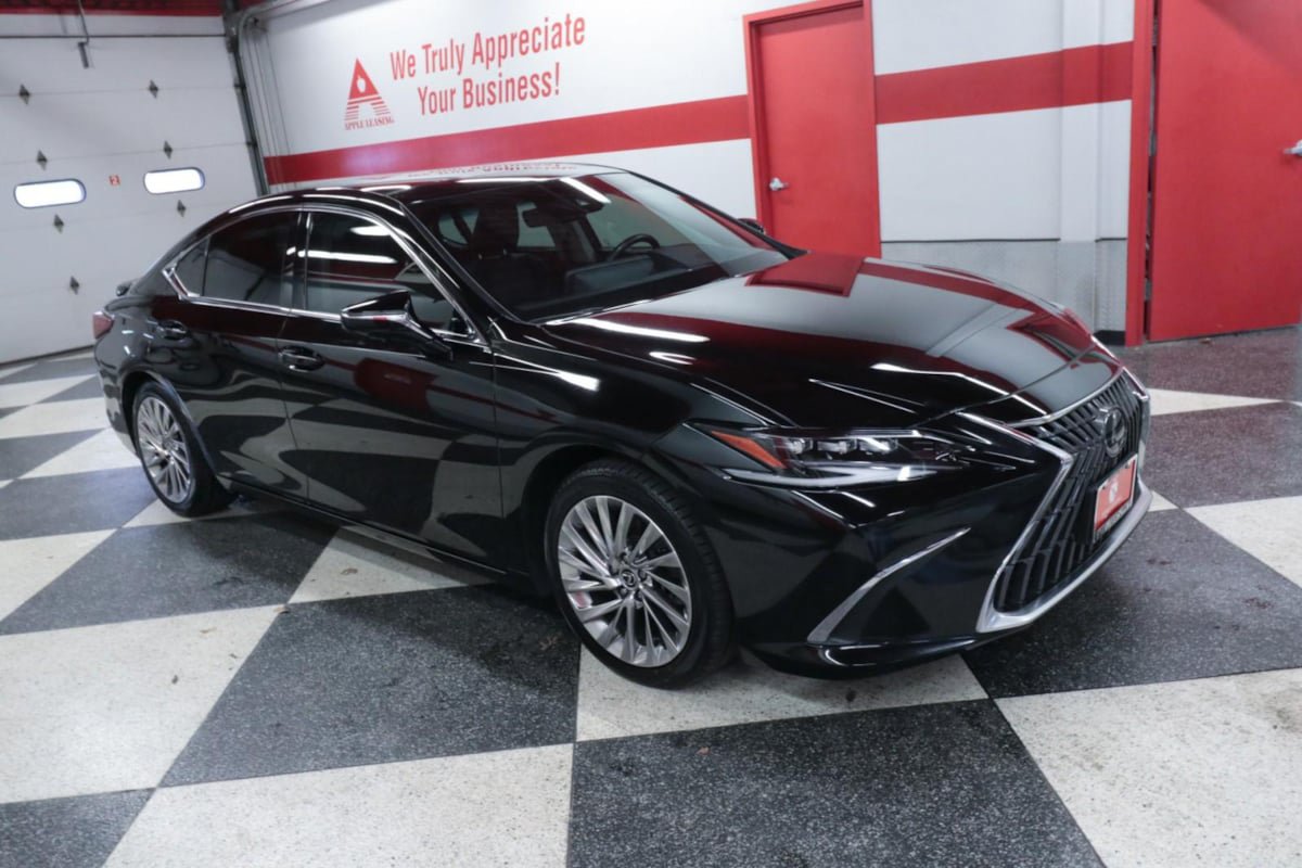 Used 2022 Lexus ES 350 Ultra Luxury w/ Accessory Package 2 FWD image 3