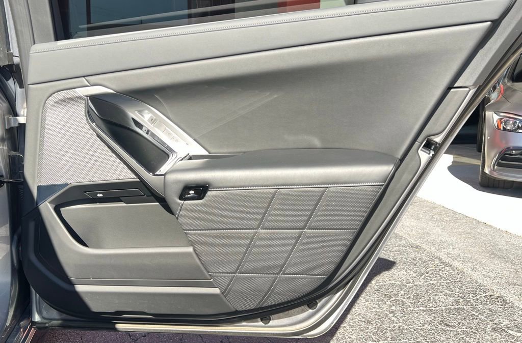 Used 2023 BMW i7 xDrive60 AWD/4WD image 21