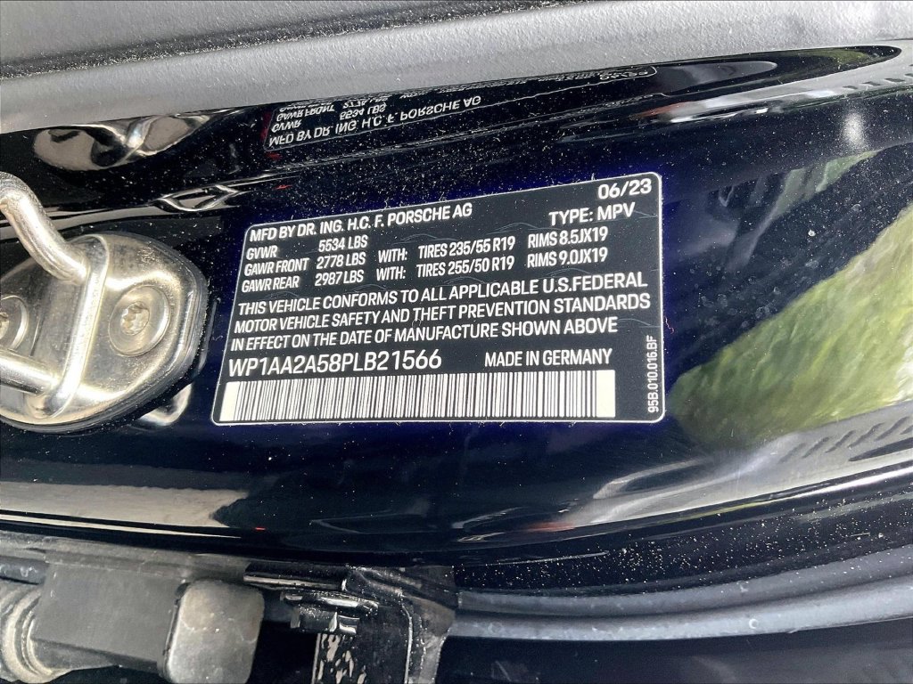 Certified 2023 Porsche Macan AWD/4WD image 35