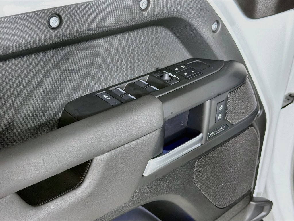 New 2026 Land Rover Defender 110 X-Dynamic SE AWD/4WD image 18