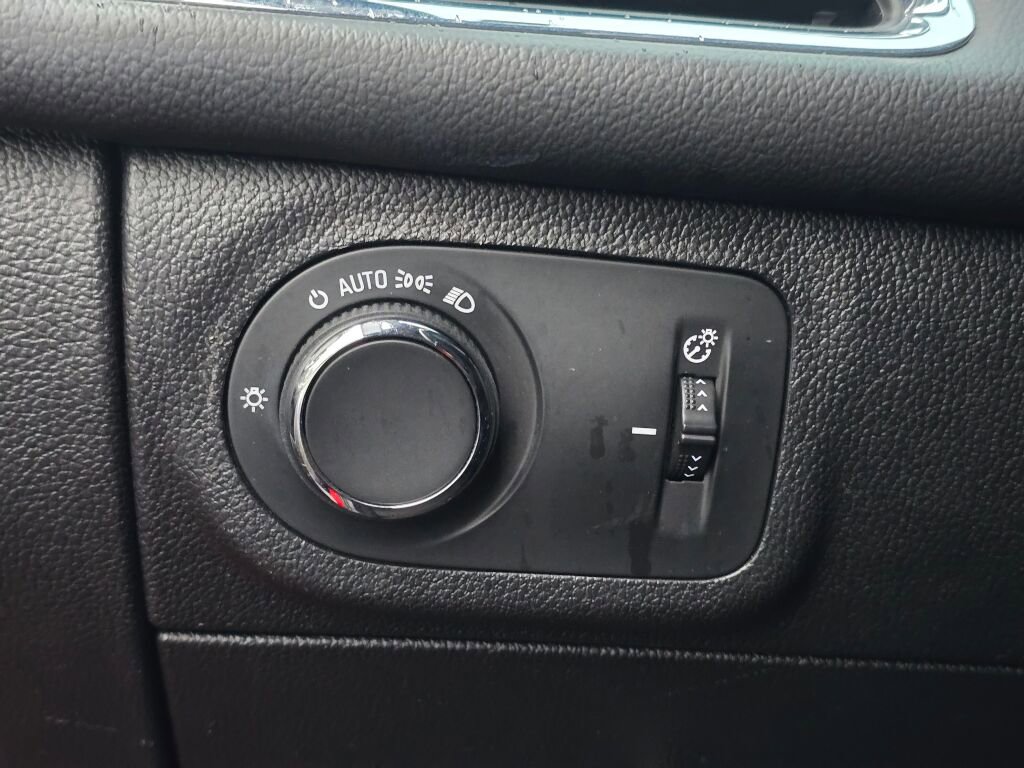 Used 2018 Chevrolet Cruze Premier image 29