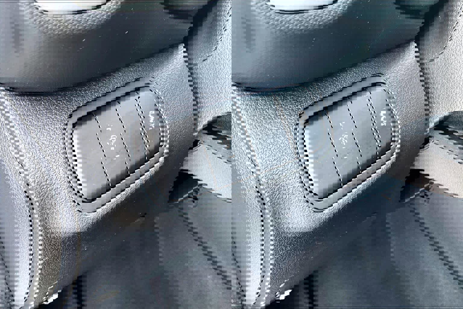 Used 2023 Hyundai Venue SEL image 30