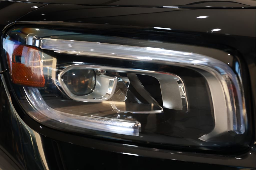 Used 2023 Mercedes-Benz GLB 250 4MATIC image 27