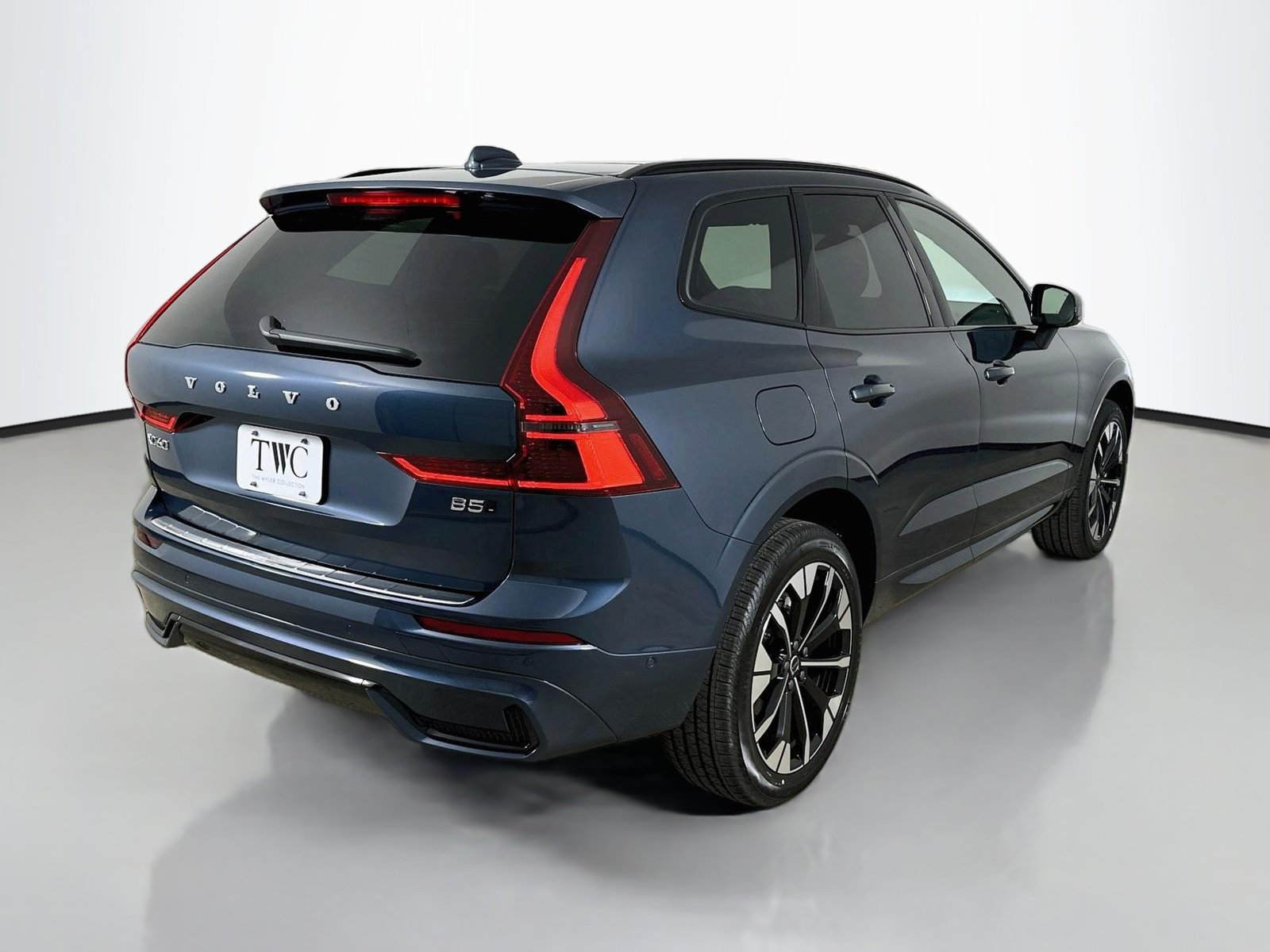 New 2027 Volvo XC60 B5 Plus AWD/4WD image 5