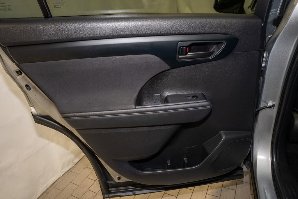 Used 2023 Toyota Highlander L image 12