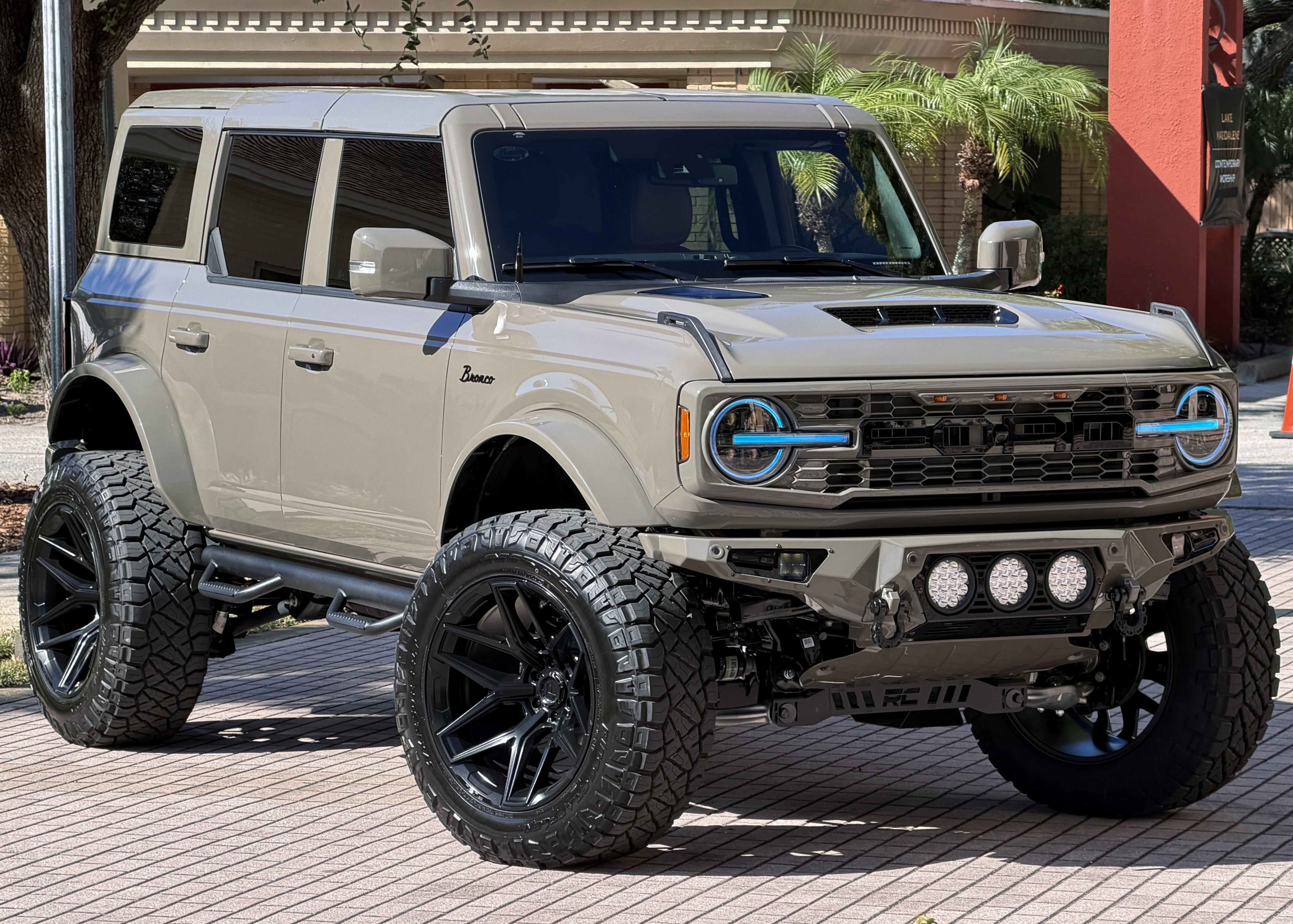 Used 2025 Ford Bronco Outer Banks AWD/4WD image 3
