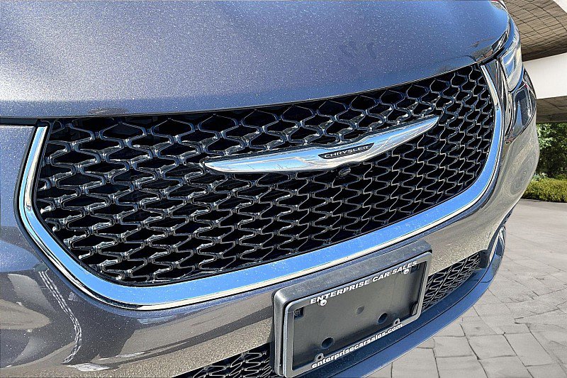 Used 2023 Chrysler Pacifica Touring-L image 26