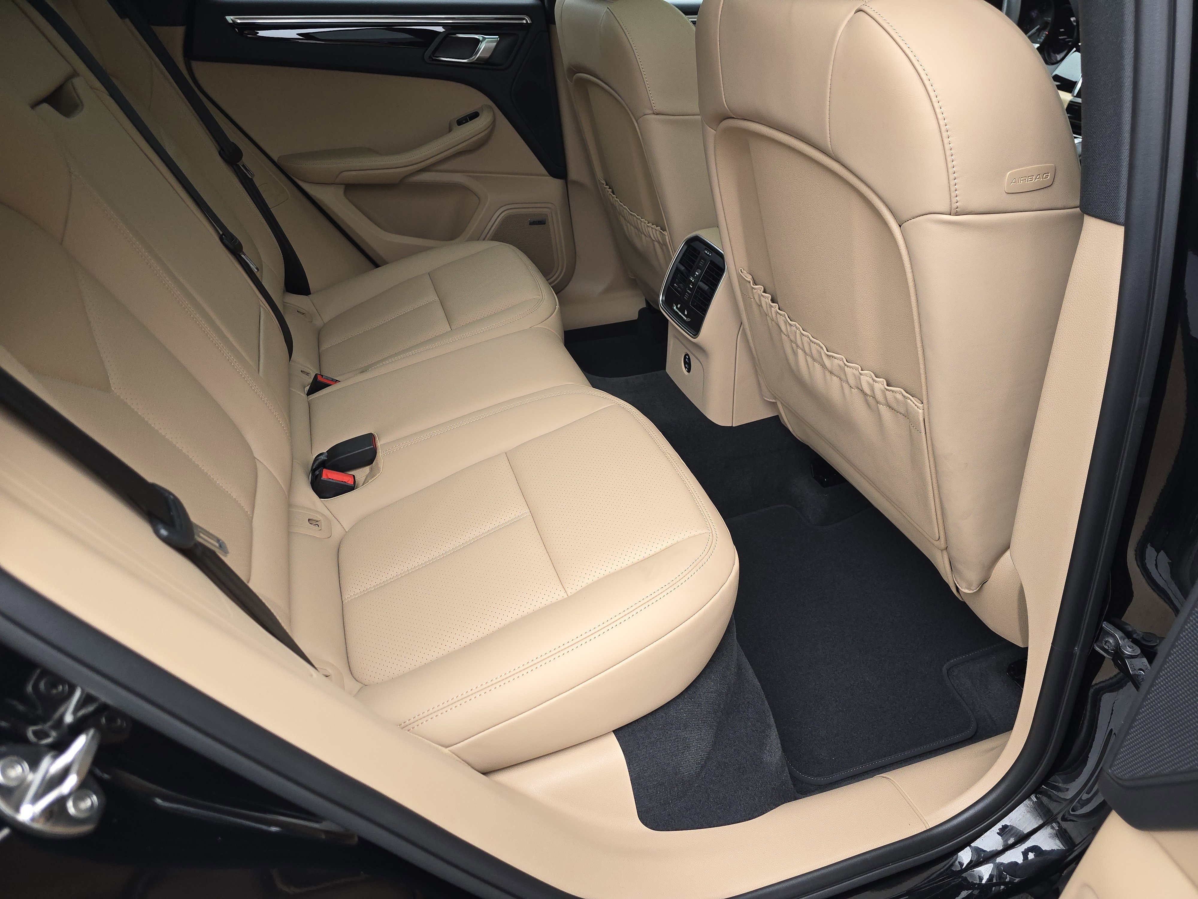 Certified 2025 Porsche Macan image 14