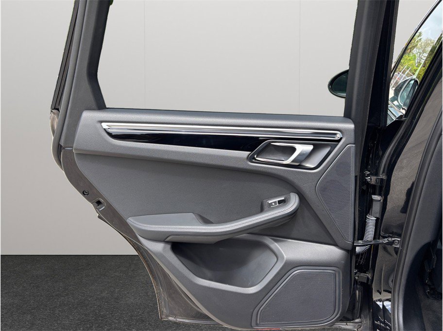 Used 2023 Porsche Macan Turbo image 40