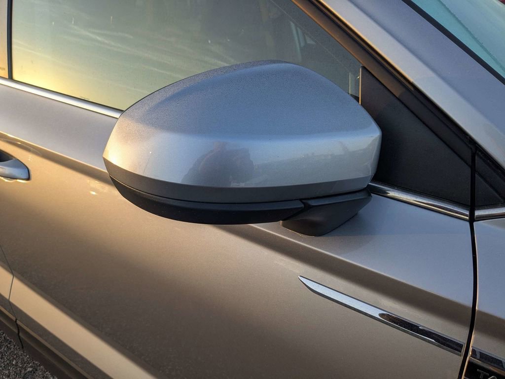 Used 2024 Volkswagen Taos SE image 12