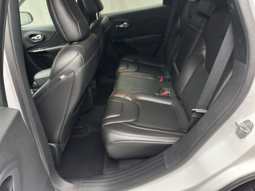 Used 2019 Jeep Cherokee Latitude Plus AWD/4WD image 14