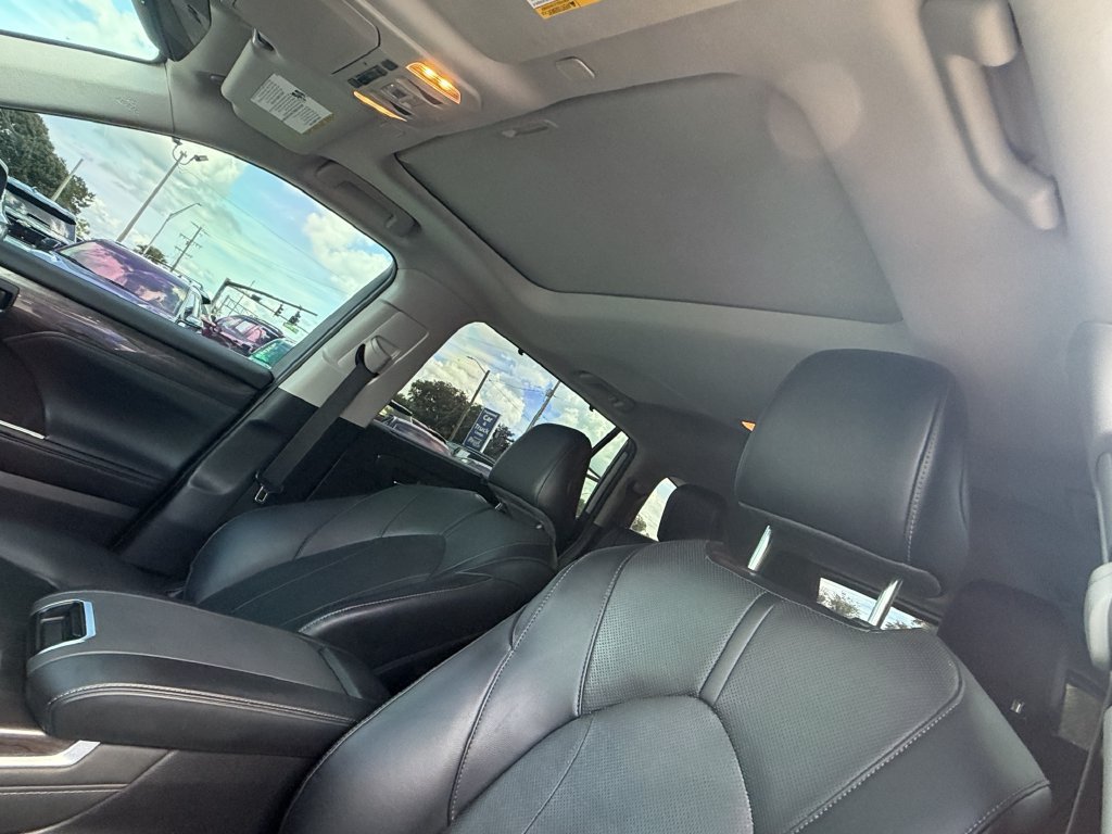 Used 2023 Toyota Highlander Limited FWD image 25