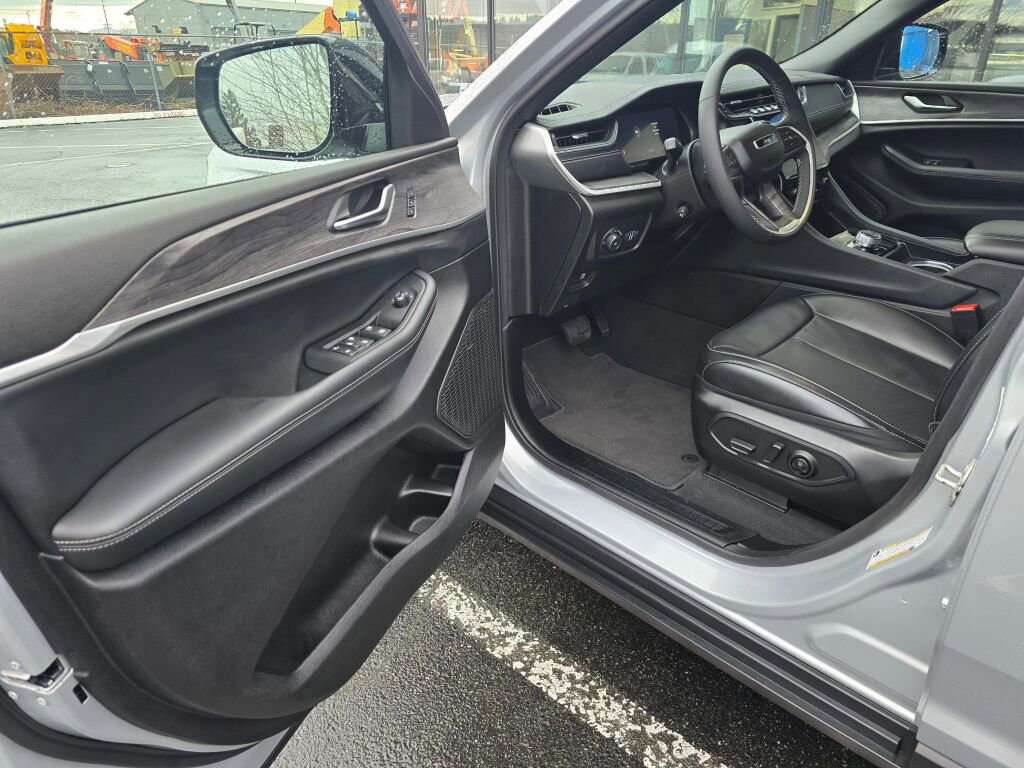 Used 2024 Jeep Grand Cherokee L Limited w/ Luxury Tech Group II image 11