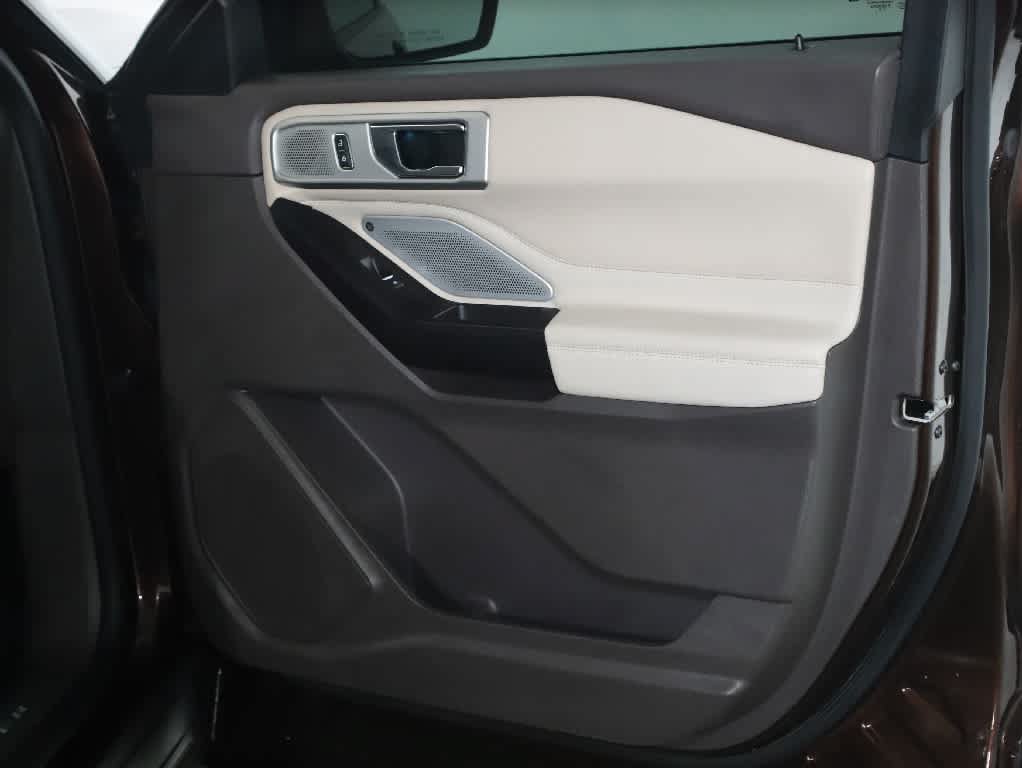 Used 2020 Ford Explorer Platinum w/ Premium Technology Package AWD/4WD image 36