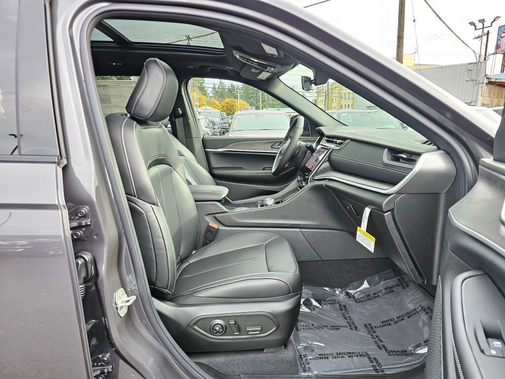 New 2025 Jeep Grand Cherokee L Limited w/ Black Appearance Package image 11