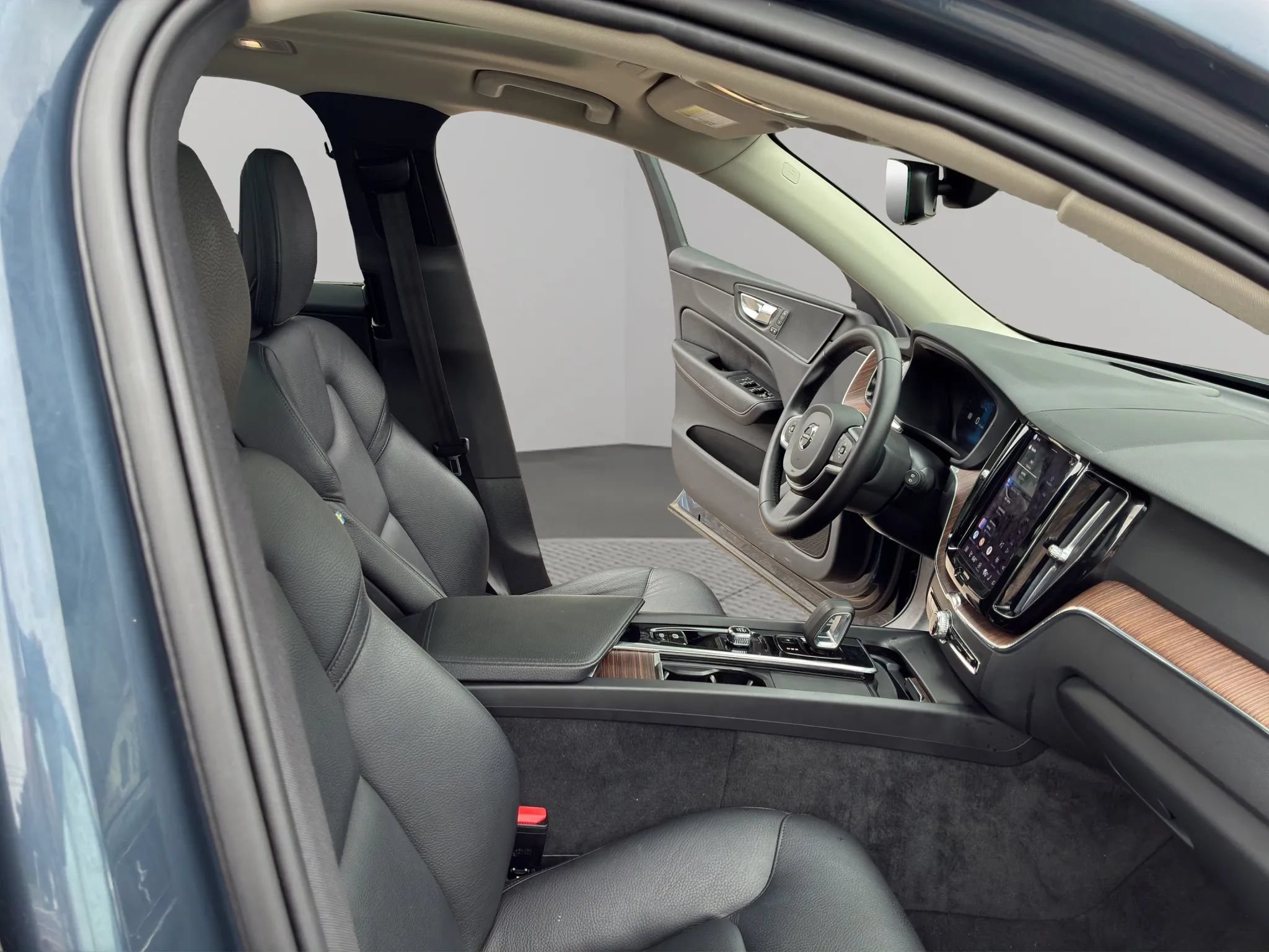 Used 2022 Volvo XC60 B5 Momentum AWD/4WD image 16