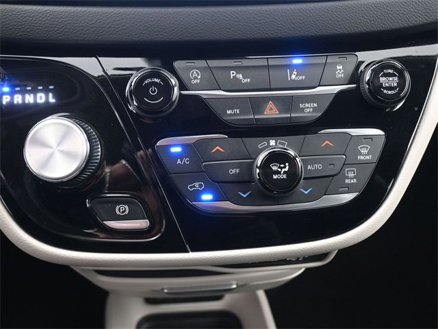 Used 2023 Chrysler Pacifica Touring-L image 6