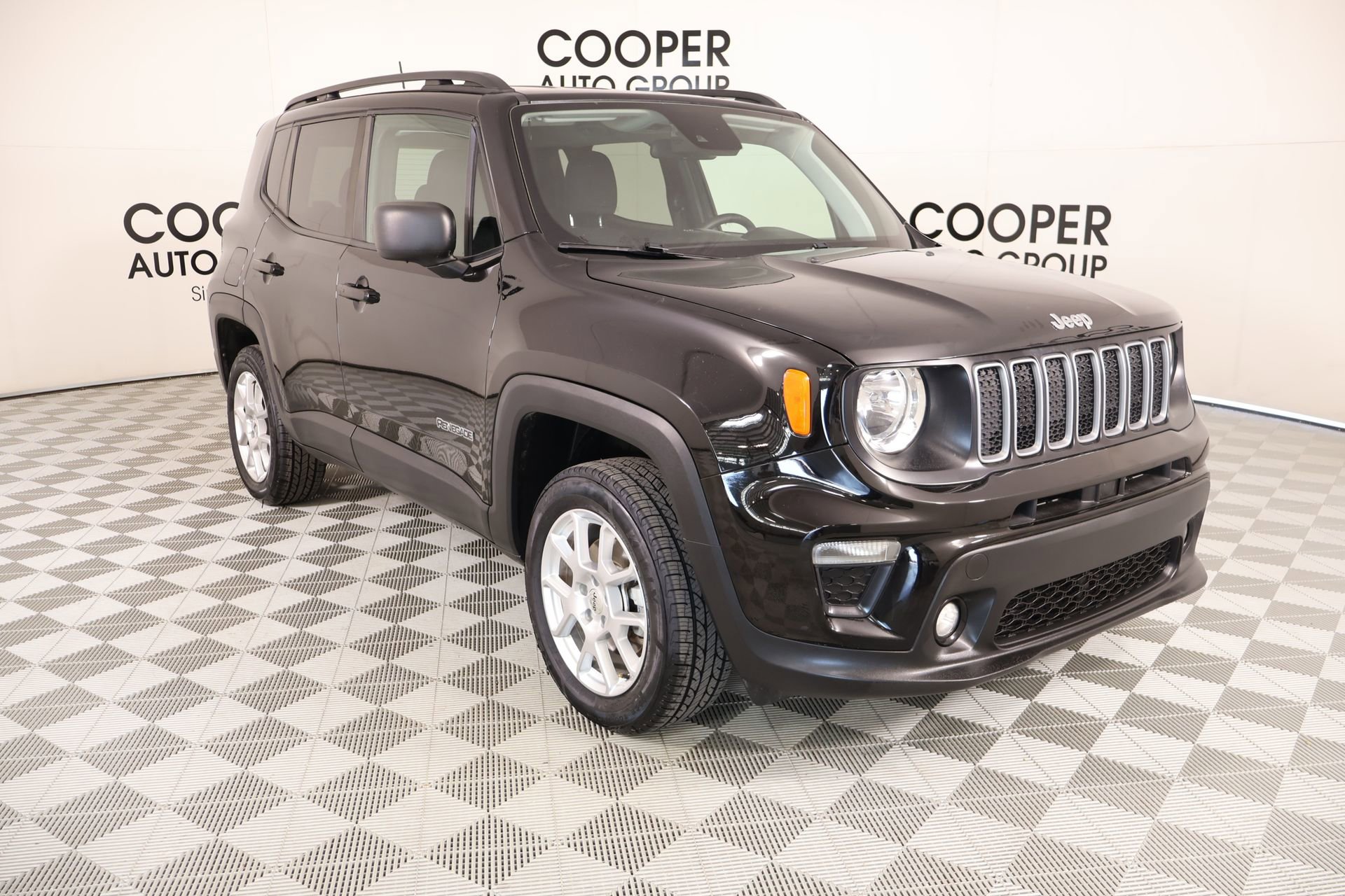 Used 2022 Jeep Renegade Latitude AWD/4WD image 1