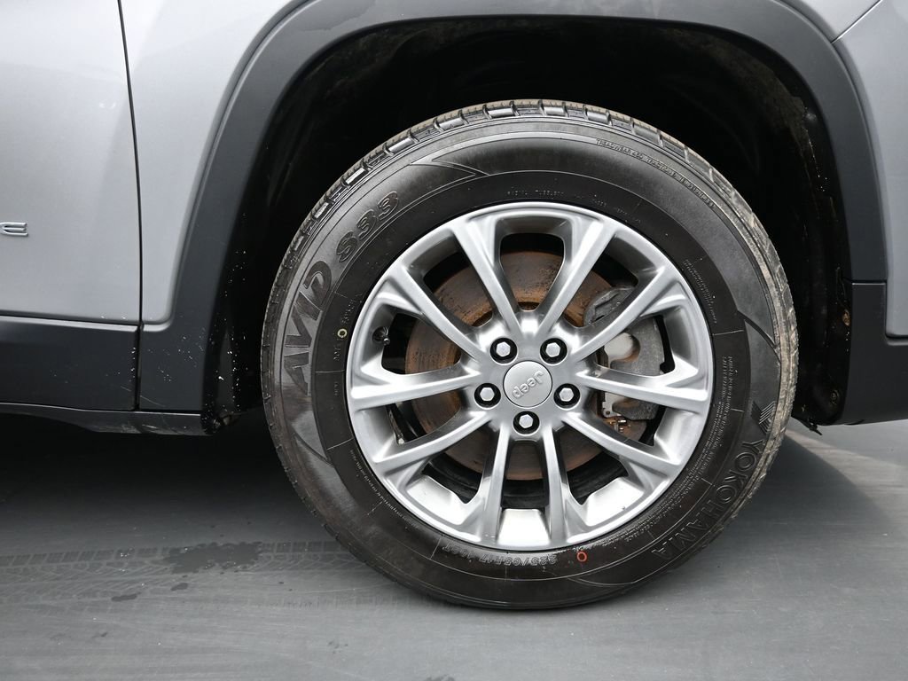 Used 2019 Jeep Cherokee Latitude Plus w/ Cold Weather Group AWD/4WD image 10