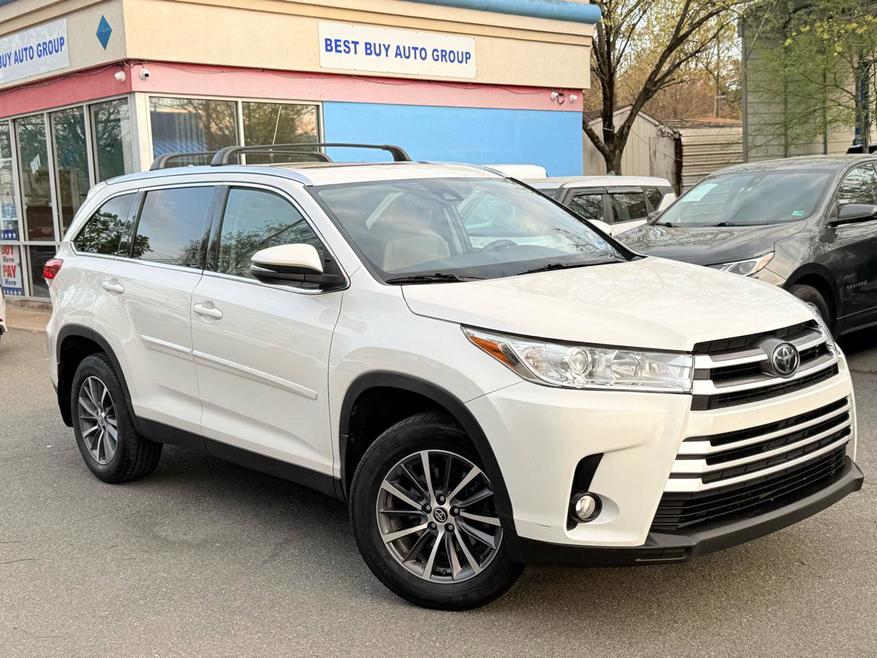 Used 2019 Toyota Highlander XLE AWD/4WD image 2