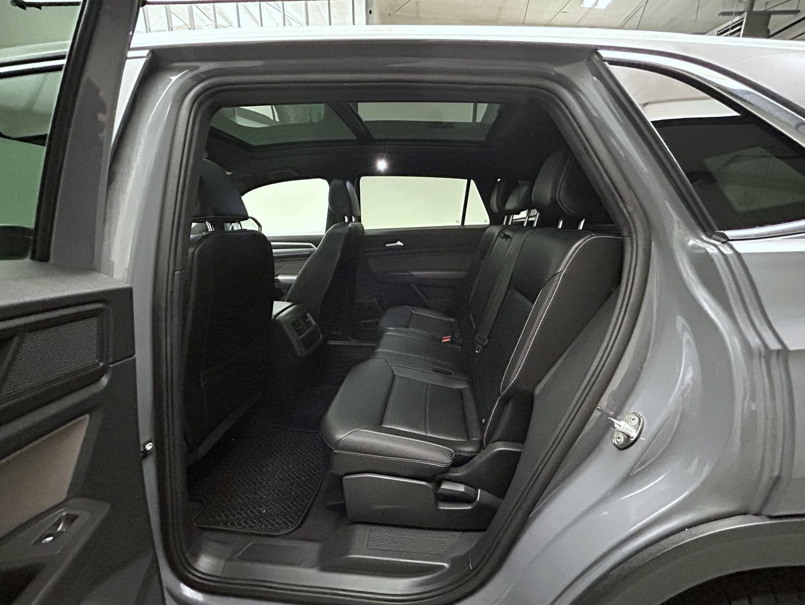 Used 2022 Volkswagen Atlas Cross Sport SEL R-Line AWD/4WD image 19