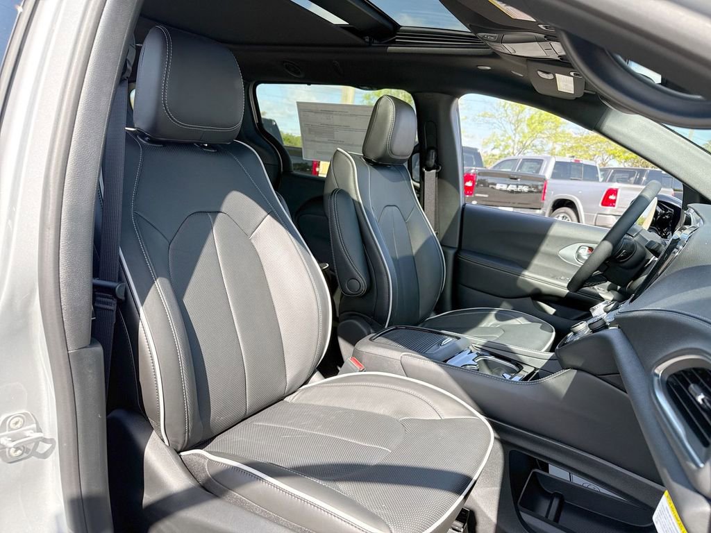 New 2026 Chrysler Pacifica Limited w/ Trailer Tow Group image 29