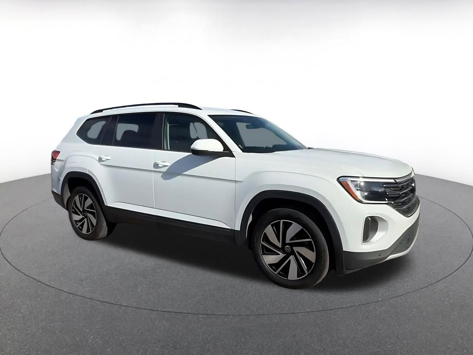 Used 2025 Volkswagen Atlas SE AWD/4WD image 2