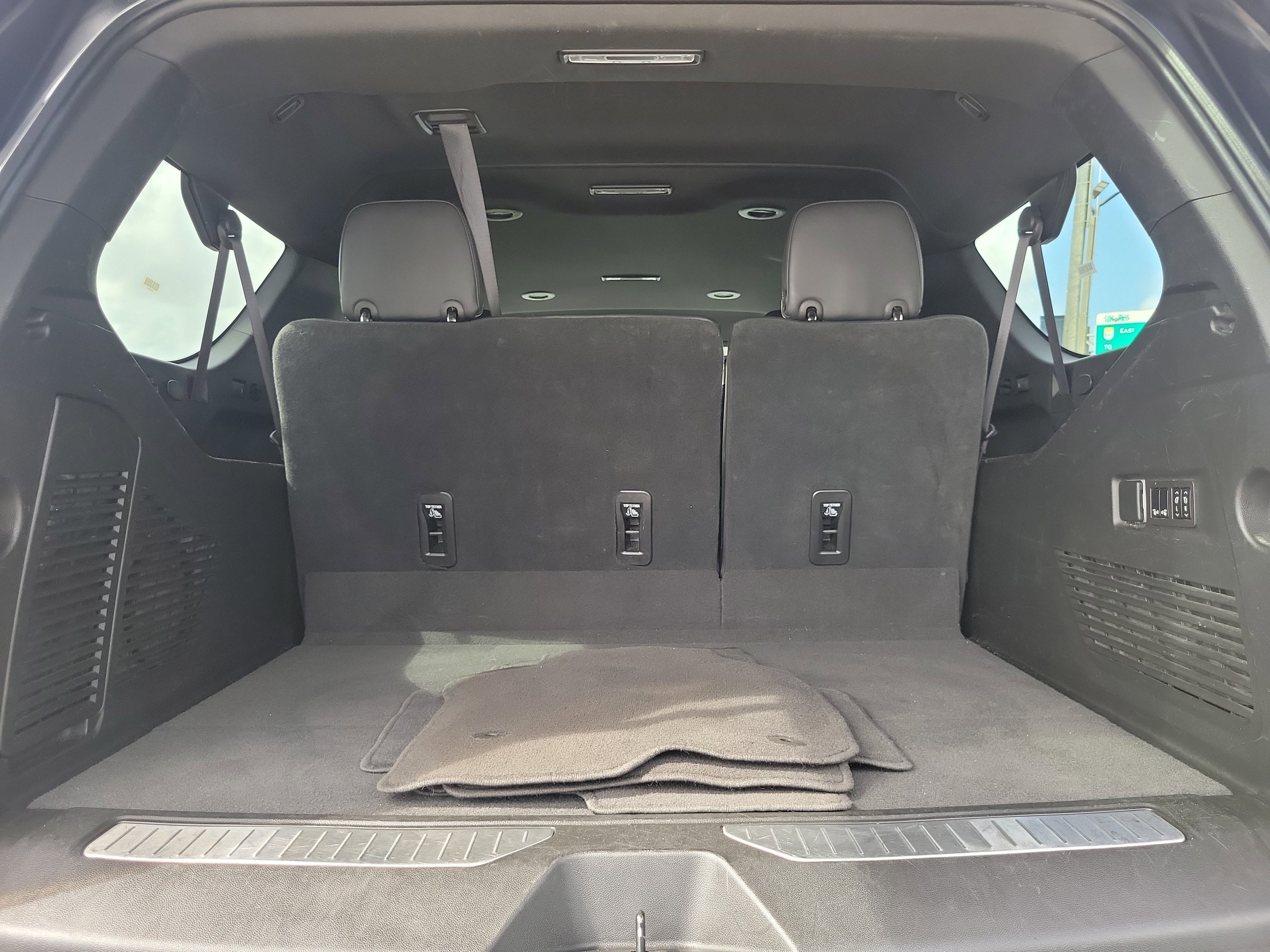 Used 2023 Chevrolet Suburban Premier image 17