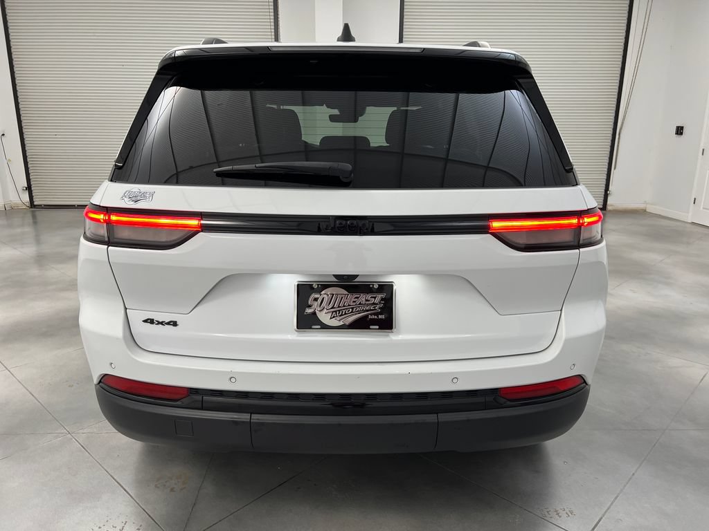 Used 2025 Jeep Grand Cherokee Altitude AWD/4WD image 8