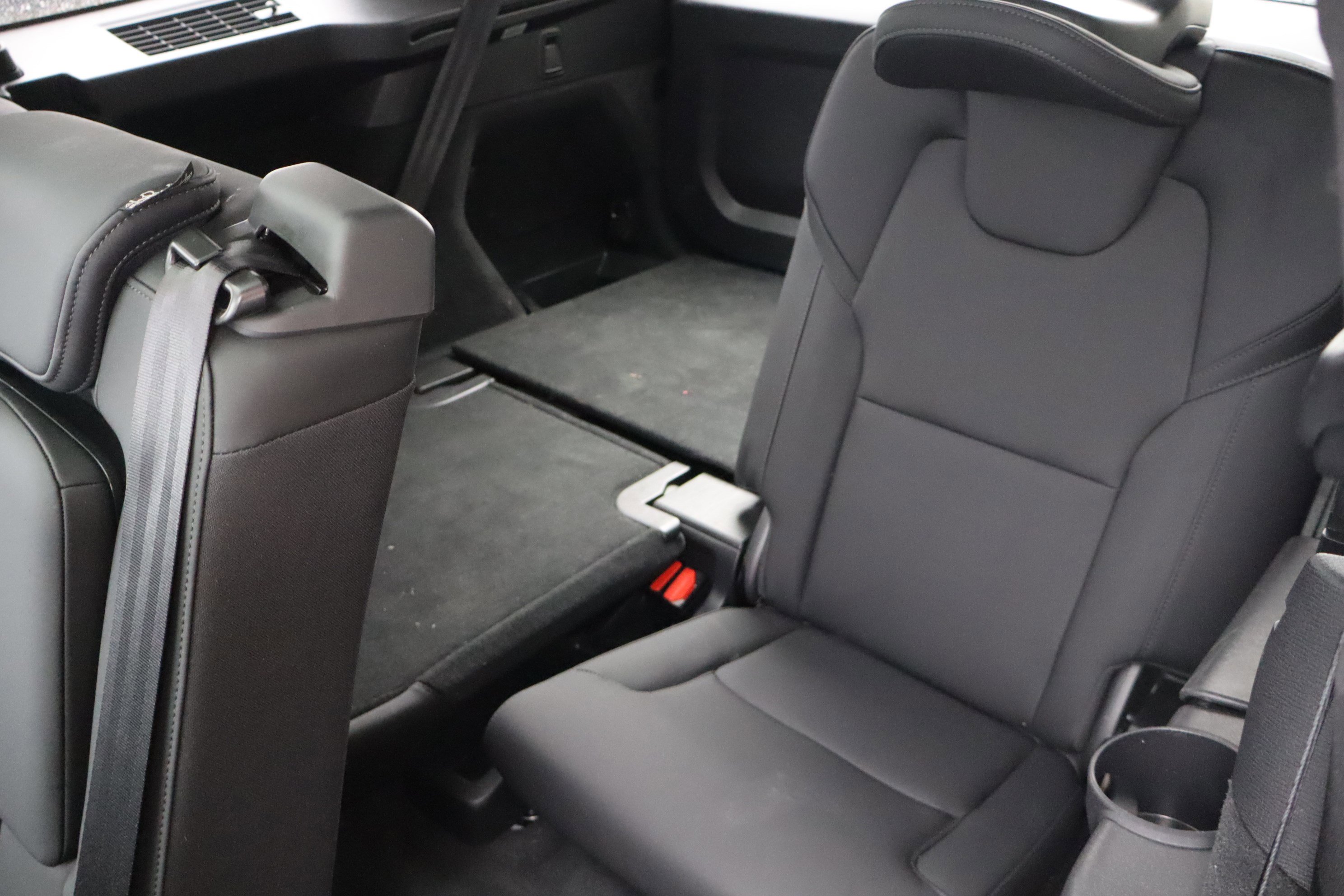 Used 2025 Volvo XC90 B6 Plus image 32