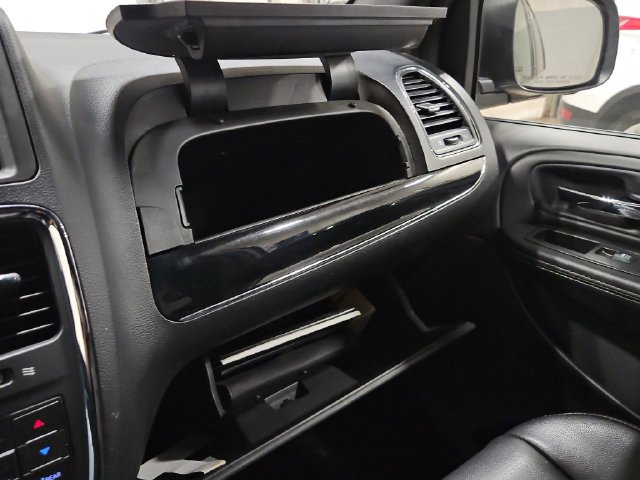 Used 2015 Chrysler Town & Country S FWD image 35