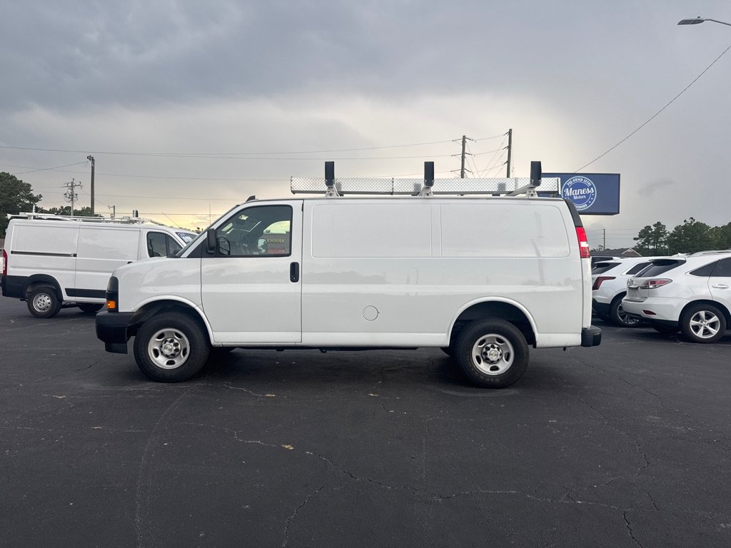 Used 2022 Chevrolet Express 3500 w/ Driver Convenience Package RWD image 2