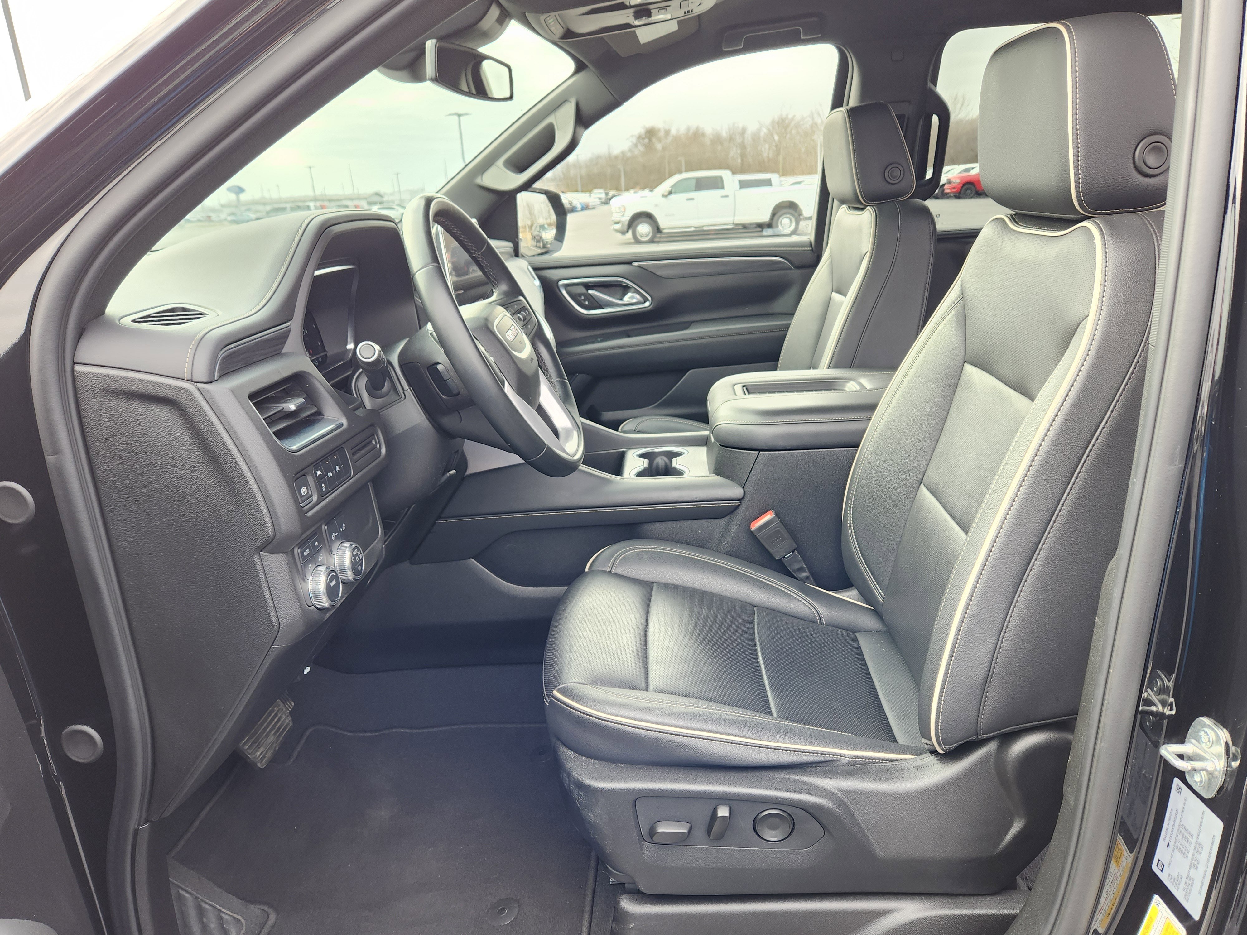 Used 2024 GMC Yukon XL SLT image 13