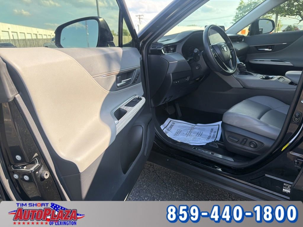Used 2024 Toyota Venza XLE AWD/4WD image 13