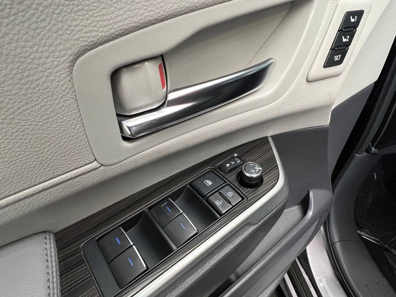 Used 2022 Toyota Sienna Limited AWD/4WD image 23