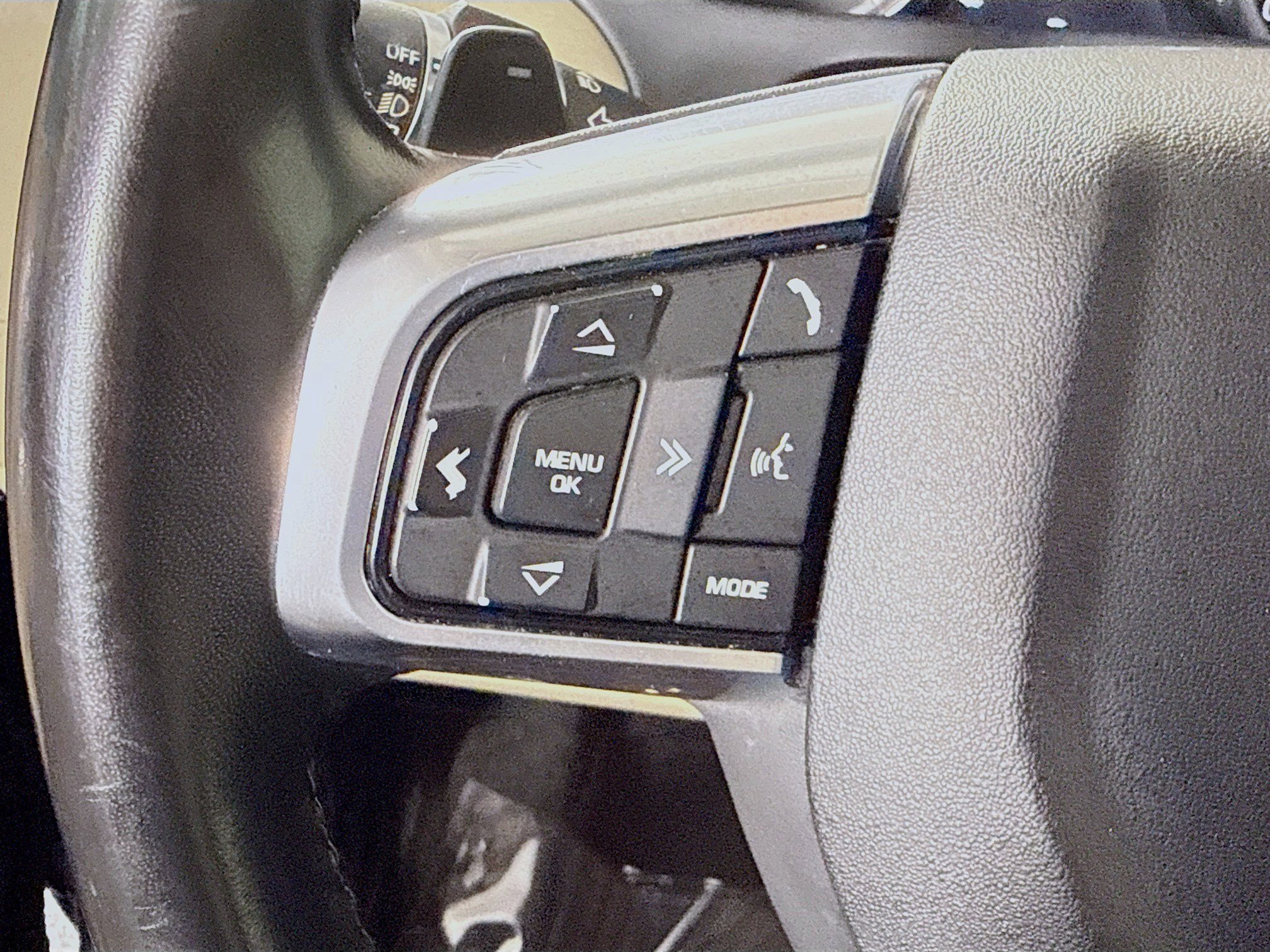 Used 2018 Land Rover Discovery Sport HSE image 14