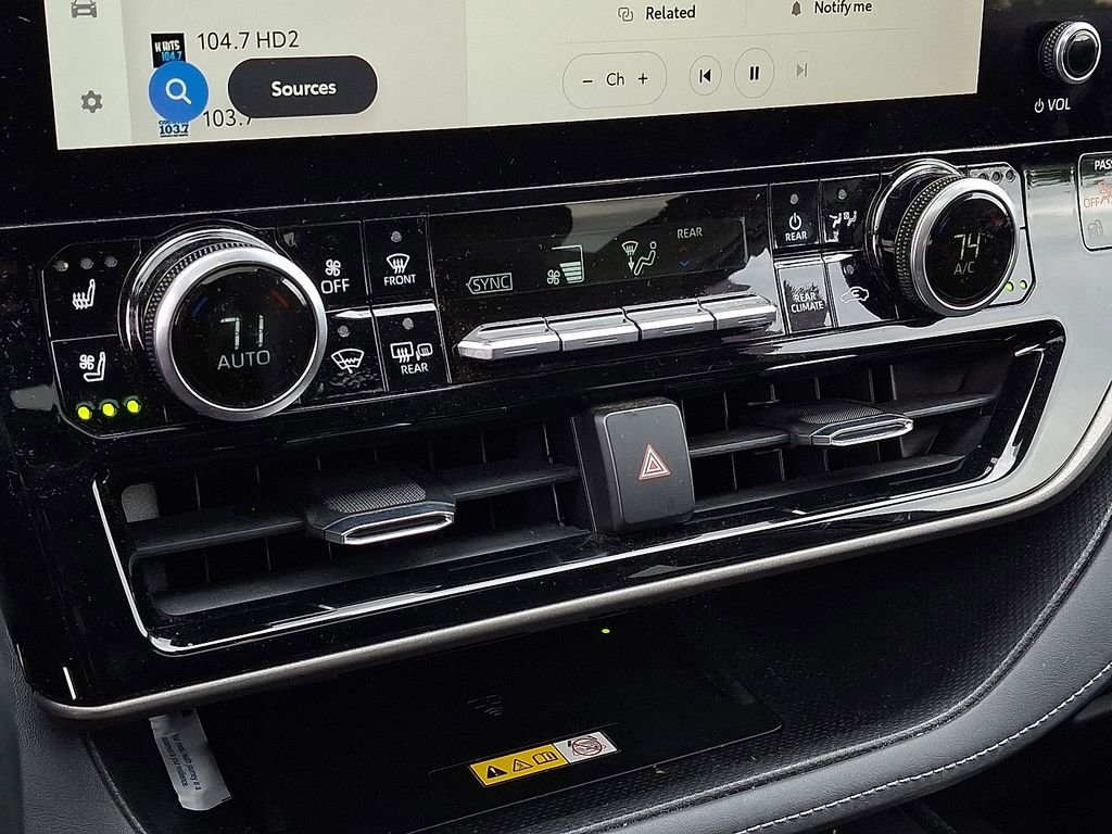 Used 2023 Toyota Highlander Limited image 13