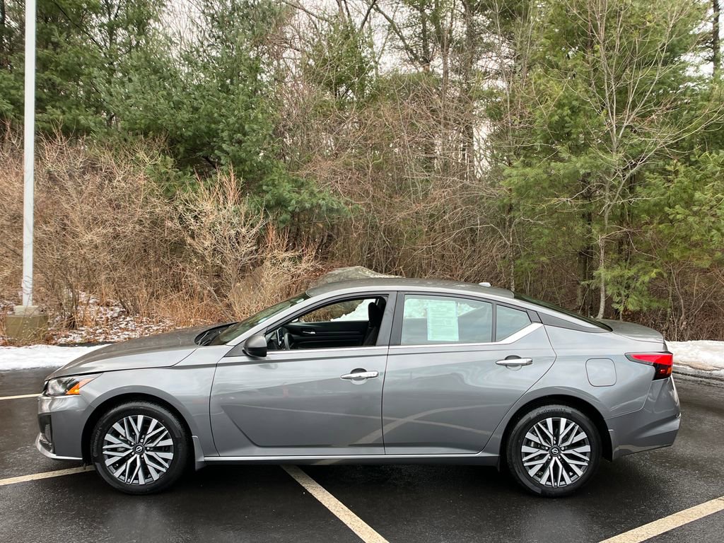 Used 2024 Nissan Altima 2.5 SV image 2