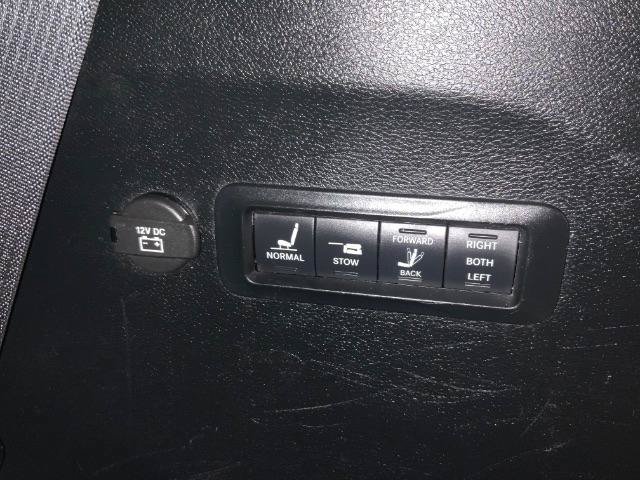 Used 2019 Chrysler Pacifica Limited w/ Tire & Wheel Group FWD image 37