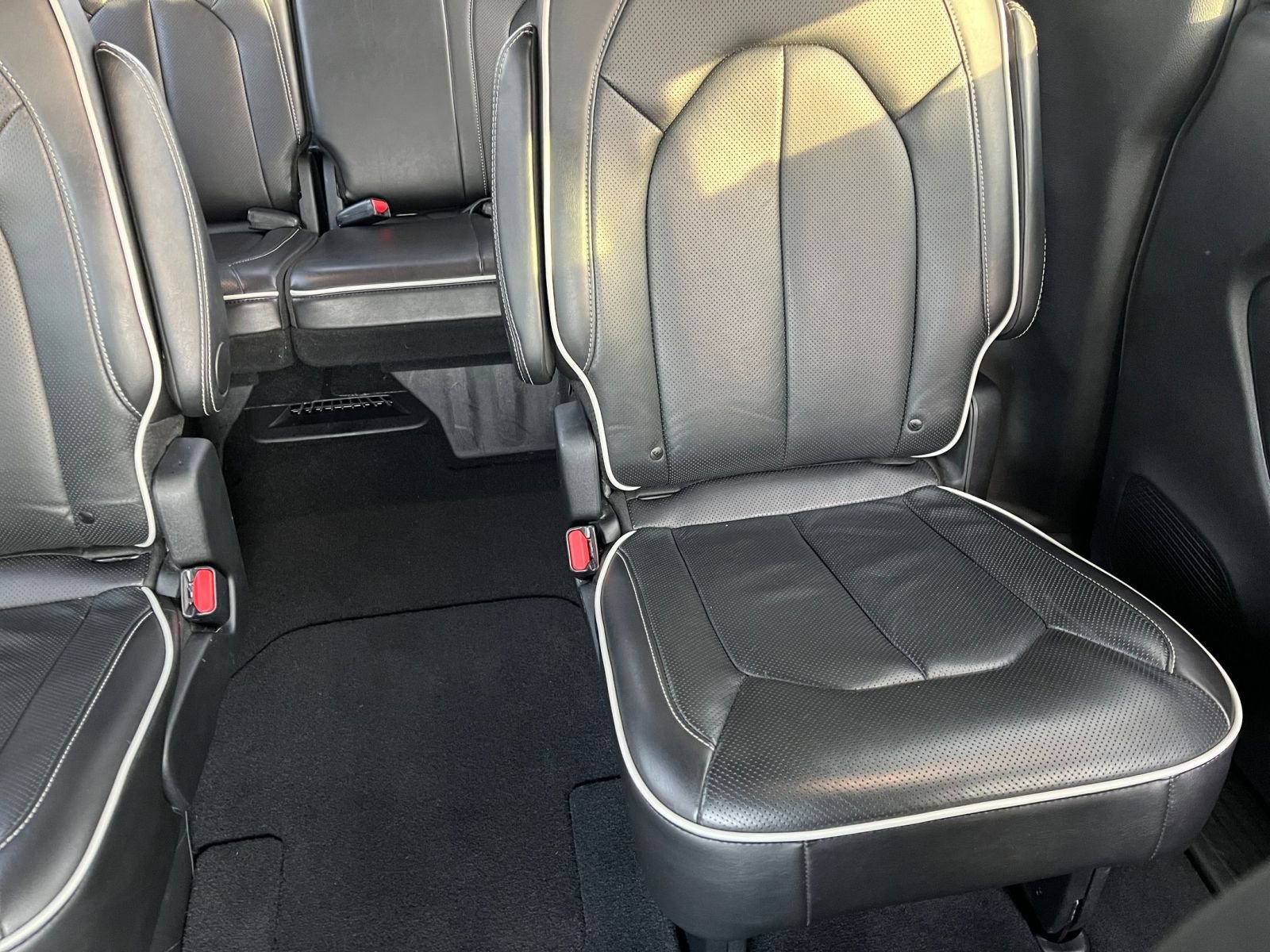 Used 2025 Chrysler Pacifica Limited image 42