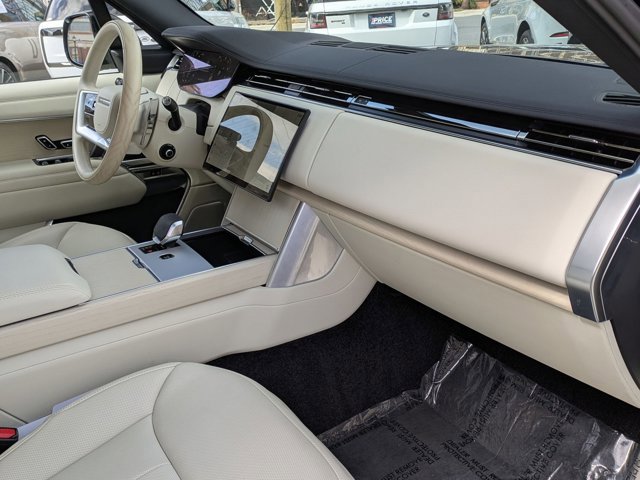 Used 2024 Land Rover Range Rover Long Wheelbase SE image 24