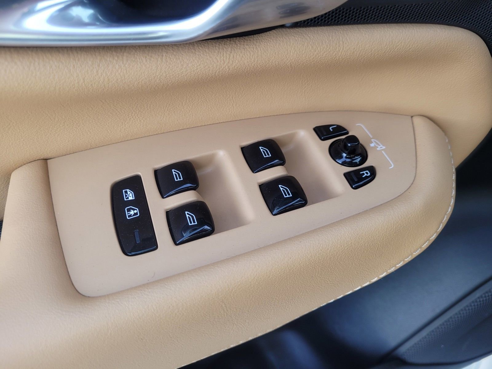 Certified 2023 Volvo XC90 B6 Ultimate w/ Protection Package Premier AWD/4WD image 17