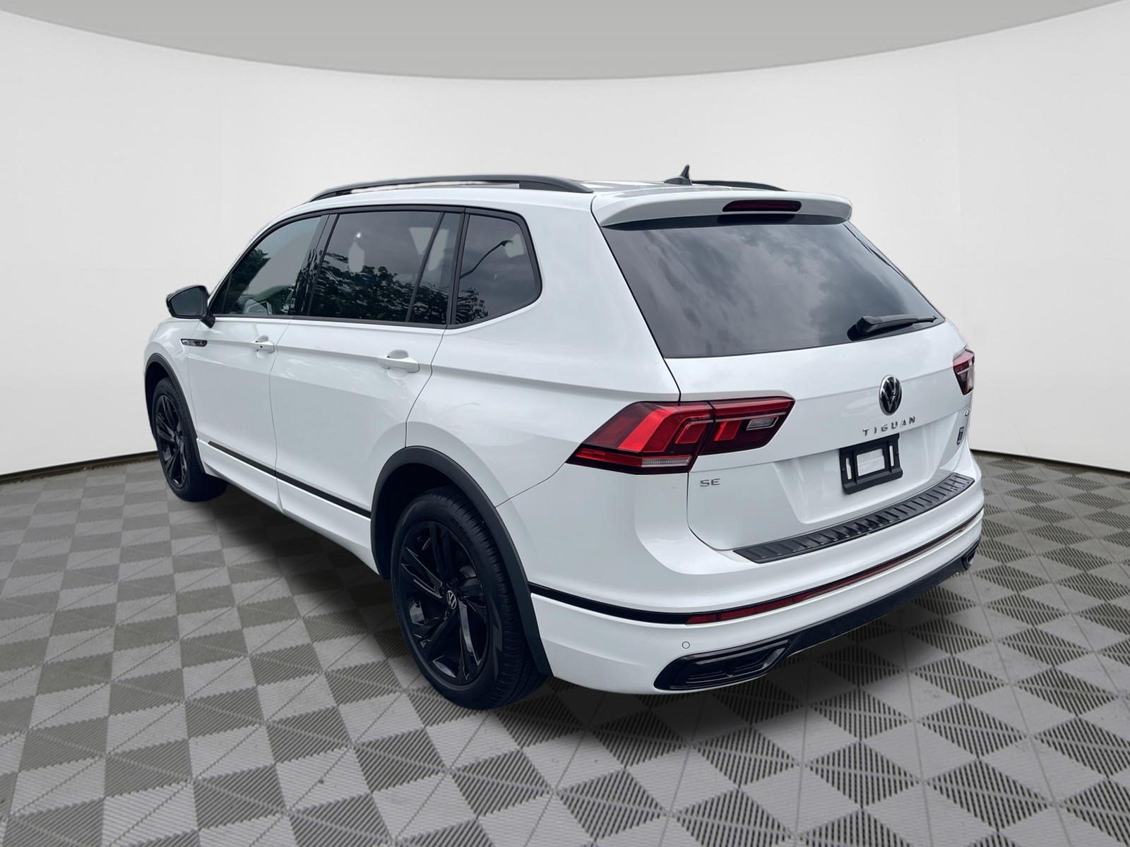 Used 2024 Volkswagen Tiguan SE R-Line AWD/4WD image 5