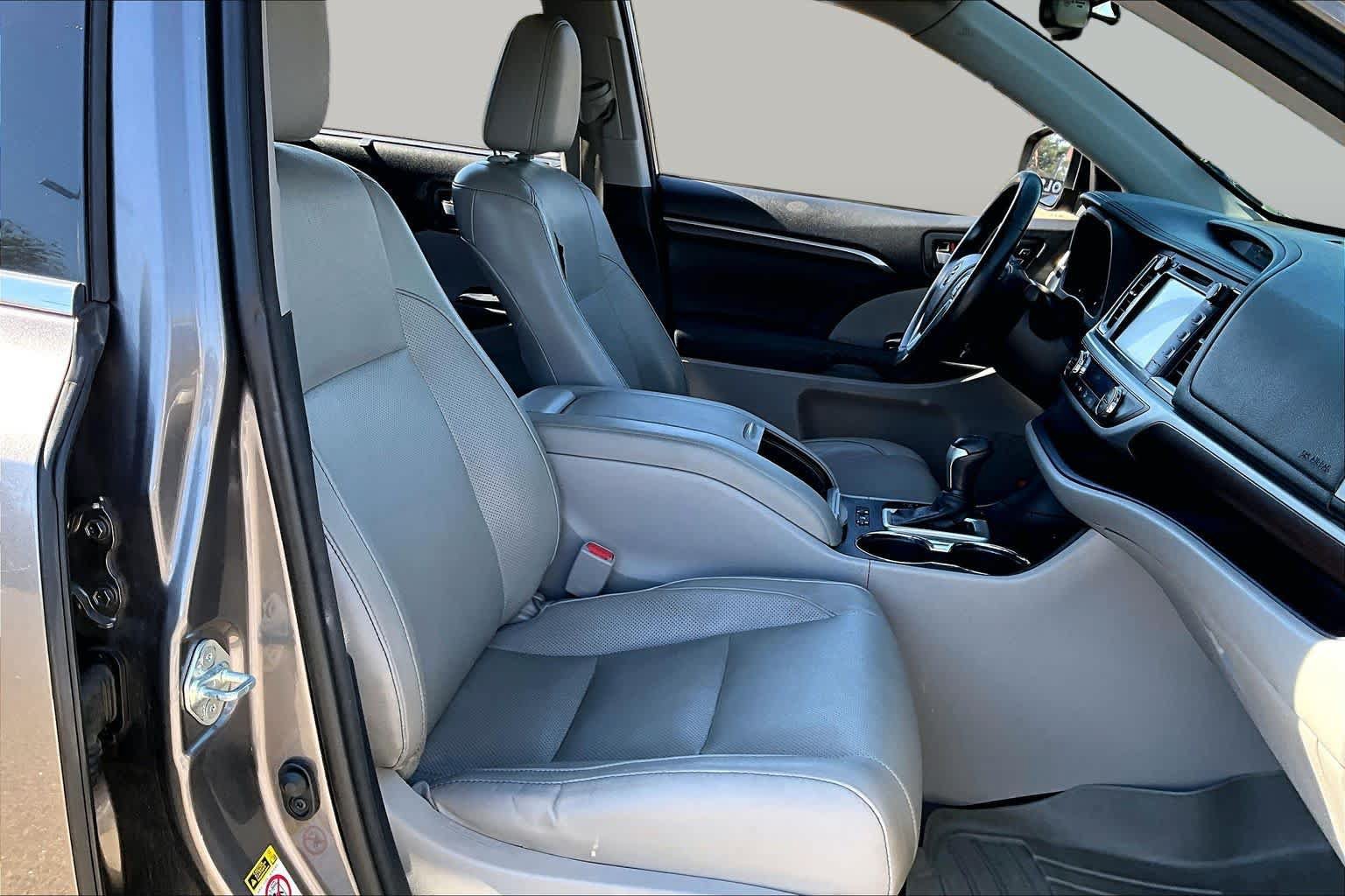 Used 2015 Toyota Highlander Limited AWD/4WD image 8