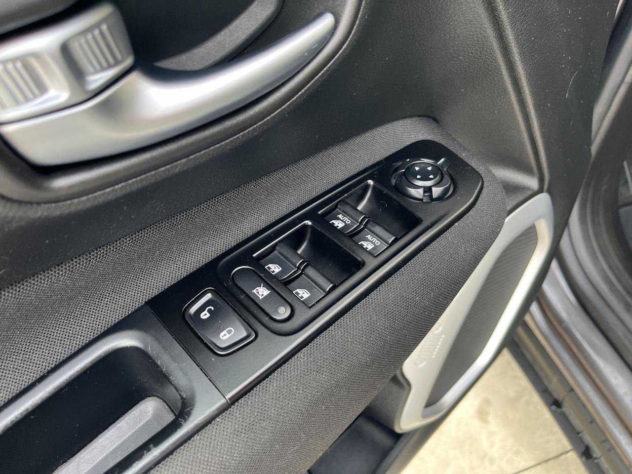 Used 2021 Jeep Renegade Latitude w/ Luxury Group I AWD/4WD image 11