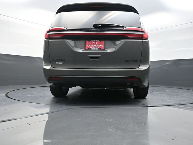 Used 2025 Chrysler Pacifica Limited image 33
