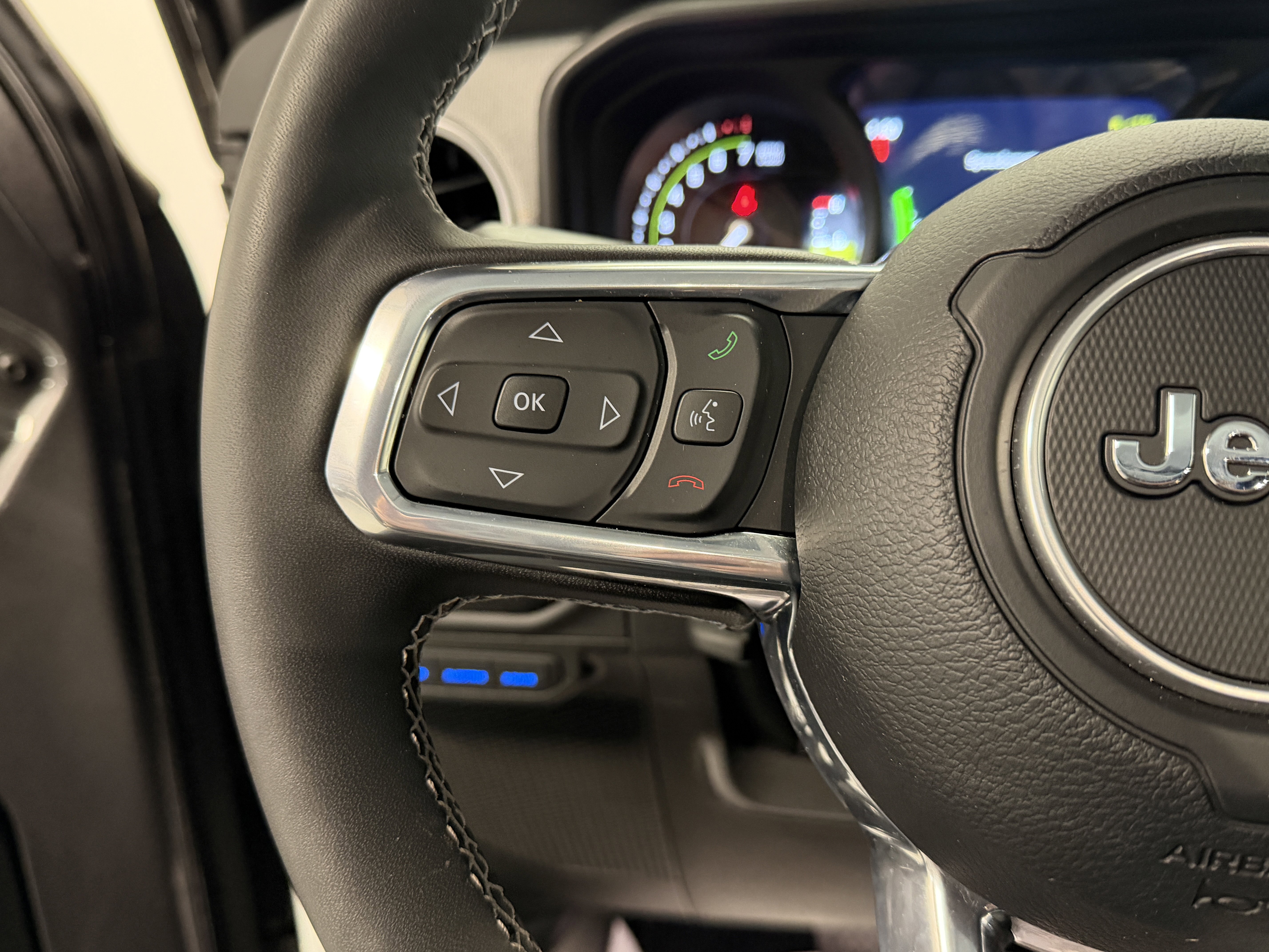 Used 2025 Jeep Wrangler Unlimited Sahara w/ Safety Group image 17