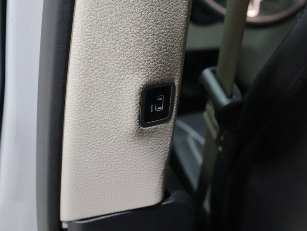 Used 2024 Chrysler Pacifica Touring-L FWD image 18