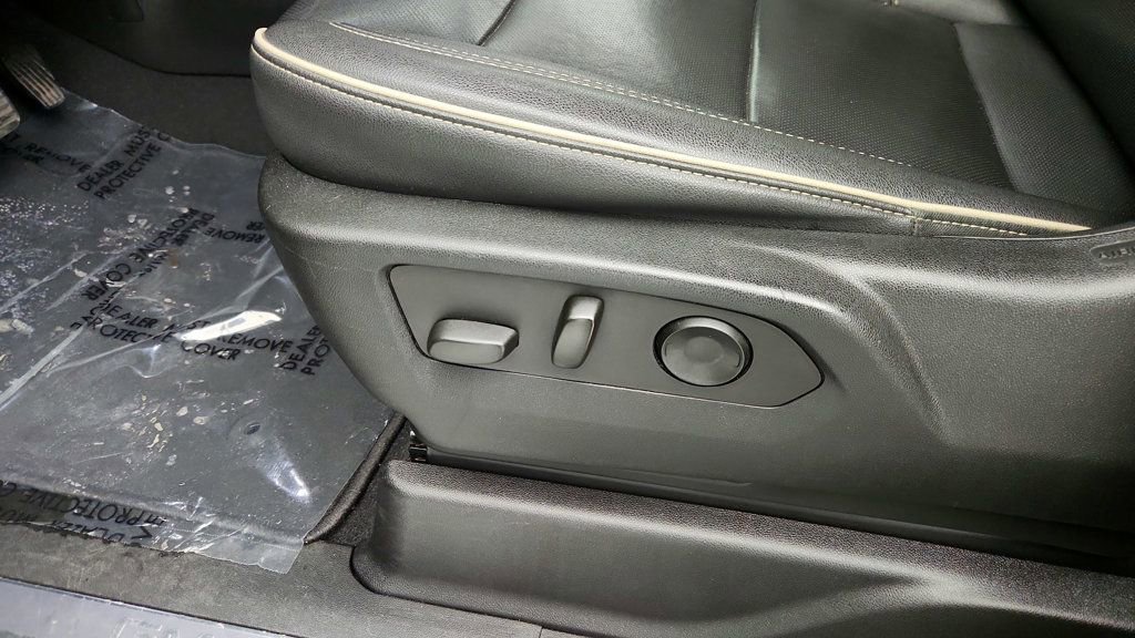 Used 2022 GMC Yukon XL SLT w/ SLT Premium Package image 11