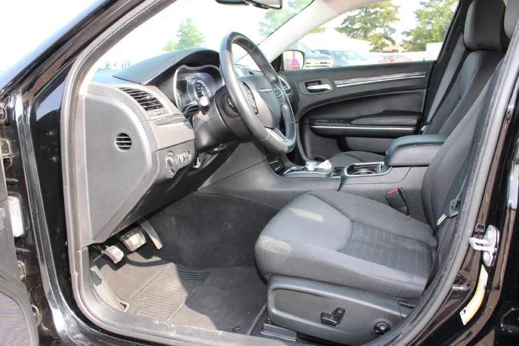 Used 2019 Chrysler 300 Touring RWD image 9